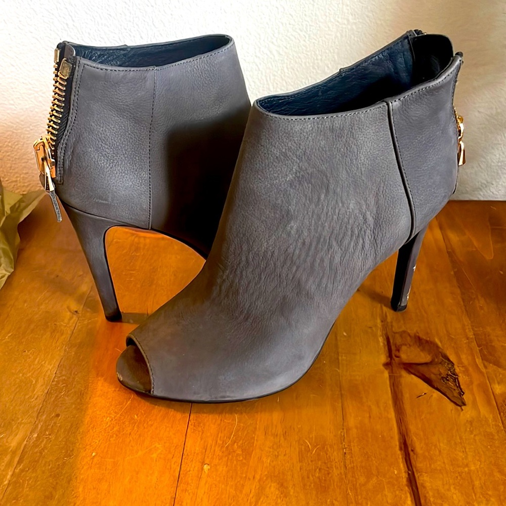 Lola Cruz Jewel sexy gray ankle bootie